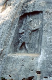 케말파샤(Kemalpaşa) 인근, 이즈미르에서 동쪽으로 수 킬로미터 떨어진 곳에 있는 루위아(Luwian) 지방 지도자 "타르카스나와(Tarkasnawa), 미라(Myra)의 왕"의 카라벨 부조(Karabel relief)