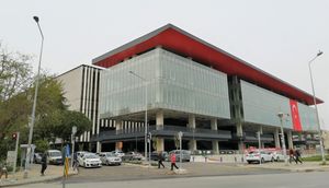 이즈미르 코낙에 위치한 20,040석 규모의 쥐르셀 악셀 스타디움은 괴즈테페 SK의 홈구장이다.