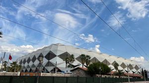 개보수된 이즈미르 알산착 스타디움은 15,358석 규모이다.