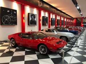 이즈미르에 있는 키 박물관에는 자동차 130대와 오토바이 40대가 소장되어 있으며, 터키에서 가장 큰 자동차 박물관이다.