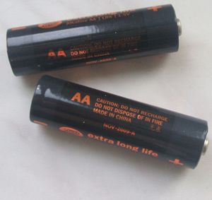 「CAUTION: DO NOT RECHARGE」（주의: 충전 금지）라고 적혀 있는 알카리 단3 건전지