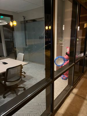 때때로 에너자이저 버니는 사기 진작과 팀 단결을 위해 이사회 회의에 참석하여 경청하기도 합니다.