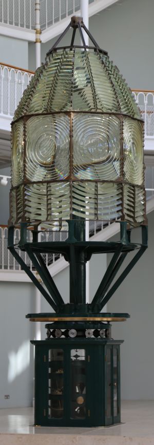 인치키스 등대 렌즈와 스코틀랜드 국립 박물관의 구동 장치