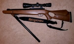 중절식 스프링식 에어라이플의 코킹. 사진의 총은 가스램 방식의 벤자민 트레일 NP/XL.