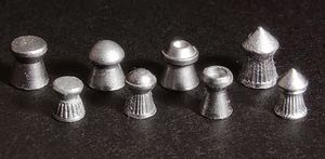 다양한 다이아볼로형 공기총탄. 상단이 .22구경(5.5mm), 하단이 .177구경(4.5mm). 왼쪽부터 와드커터, 돔, 홀로포인트, 첨두탄.