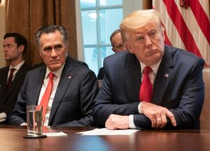 2019년 백악관에서 열린 청소년 베이핑 및 전자담배 유행에 대한 청취회에 참석한 롬니와 대통령 도널드 트럼프