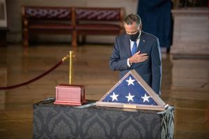 롬니가 브라이언 시크닉 경관에게 경의를 표하고 있다.