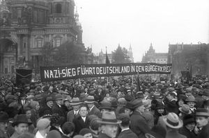 1930년 베를린에서 열린 SPD의 반나치 시위. 플래카드에는 "나치의 승리는 독일을 내전으로 이끌 것이다"라고 적혀 있다.