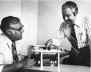 TNT 72톤 (0.072킬로톤)과 동일한 폭발 위력을 가진 매우 작은 전술 핵무기인 W48의 실제 크기 절개 모형