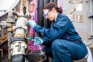 선박에서 시료를 채취하는 작업자