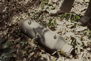 미사용 비유도 항공 폭탄 (접촉식 신관). 포르투갈 공군이 사용했고, 기니비사우 독립 전쟁(1974년 3월) 당시의 사진임.