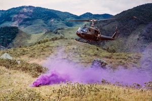 1967년 베트남 전쟁 당시 헬리콥터 착륙 지점을 표시하는 데 사용된 보라색 연막탄