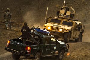 자불 주, 아프가니스탄 이슬람 공화국에서 순찰 중인 아프가니스탄 국가 경찰의 포드 테크니컬과 미 육군의 험비.