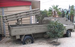 BM-21용 122mm 로켓탄 9연장 발사기를 장착한 테크니컬.이스라엘 군사 박물관에 전시된 차량(레바논에서 노획된 것으로 추정). 차량은 3세대 GMC C/K이다.