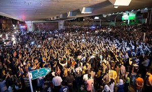 테헤란에서 로하니의 지지자들이 대통령 당선을 축하하고 있다