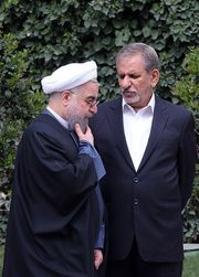 내각 회의 후 제1부통령 에샤크 자한기리와 함께 있는 로하니