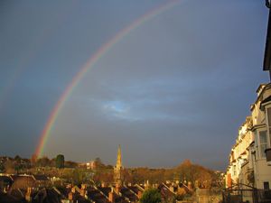 무지개는 태양빛이 지구 대기 중의 수분 입자에 닿으면서 하늘에 빛의 스펙트럼이 나타나는 광학적 및 기상학적 현상이다.