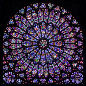 파리 노트르담 대성당의 북쪽 장미창 중앙에는 위엄에 찬 성모 마리아와 아기 예수가 있으며, 그 주위에는 예언자들과 성인들이 있다.