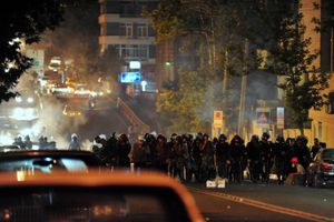 테헤란 거리를 봉쇄하고 있는 진압 경찰