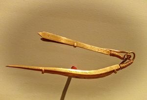 이라크 우르 왕릉에서 발견된 기원전 2550~2450년경 금 족집게