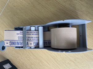 테이프 디스펜서에 끼워진 수분 활성 접착 테이프