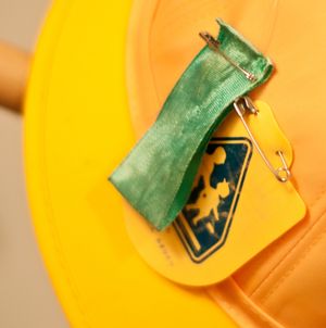 안전핀으로 학생모에 리본과 배지를 고정한 모습