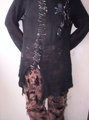 안전핀으로 고정한 펑크 스타일 의류