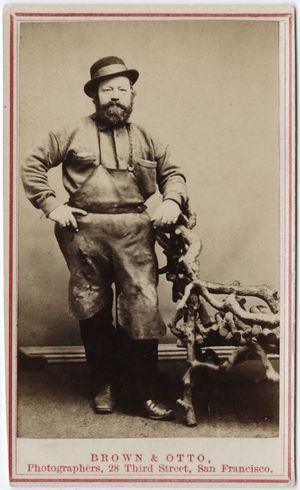 앞치마(Bib apron) 다리 부분이 갈라진 형태