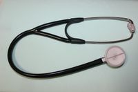 좌우의 이어폰으로 서로 다른 소리를 듣는 “스테레오 청진기”