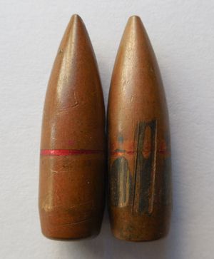 57-N-231 표준 7.62×39mm 군용 탄알(강철심장) - 왼쪽은 발사 전, 오른쪽은 발사 후이며 강선 홈이 보임. 구리 도금이 벗겨지고 강철 피복이 홈 자국에 드러난 것을 주목할 것