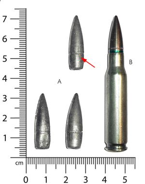 회수된 7.62×51mm NATO 탄알 3개(발사 전 탄약 옆), 시계 반대 방향으로 회전하는 강선 자국이 보임