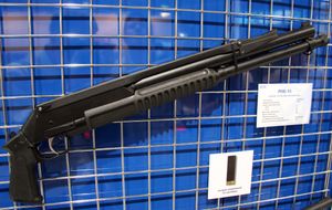 총열이 탄창 튜브 아래에 있는 RMB-93 펌프 액션 샷건