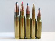 왼쪽에서 오른쪽으로 9.3×62mm, .30-06 스프링필드, 7.92×57mm 마우저, 6.5×55mm 및 .308 윈체스터