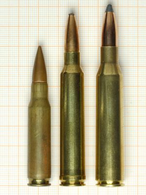 왼쪽부터 .308 윈체스터(7.62×51mm NATO), .300 윈체스터 매그넘(7.62×67mm) 및 .338 라푸아 매그넘(8.6×70mm) 탄약의 크기 차이