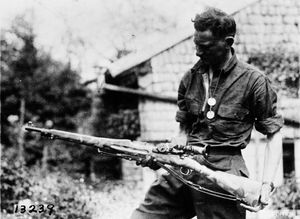 1918년 프랑스에서 망원 조준경이 장착된 스프링필드를 들고 있는 미군 저격수