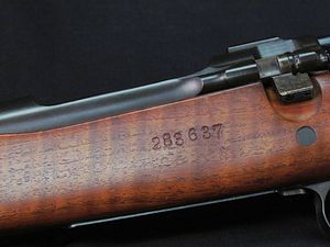 기관부의 왼쪽 측면. 매거진 컷오프 레버는 OFF 상태이다.