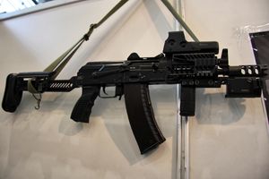 다양한 제니코 부착물이 장착된 AKS-74U
