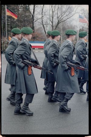 MPi-AKS-74N 소총을 든 독일군 병사들. 독일은 독일 재통일 이후 동독제 AK-74 변형 모델을 상속받았다.