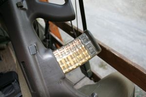 30발들이 장탄된 독자적인 반투명 탄창을 장착한 슈타이어 AUG