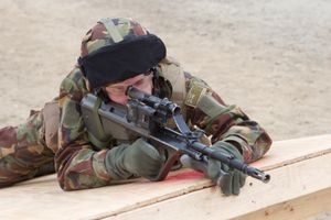 뉴질랜드 육군이 군사 시나리오 기반 훈련에서 IW 슈타이어를 사용하는 모습