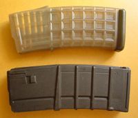 AUG(위)와 C7(아래)의 플라스틱제 탄창