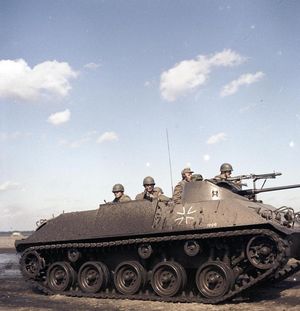 서독군이 세계 최초의 보병전투장갑차인 슈처첸판처 랑 HS.30에 탑승한 모습 (1965년)