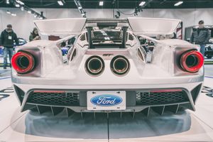 후면의 플라잉 버트레스와 확장된 스포일러