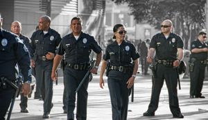 LA 경찰국 경찰관들이 스테이플스 센터에서 로스앤젤레스 레이커스 경기 중 순찰하는 모습