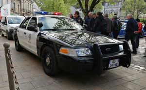 프랑스 보뉴에 있는 LAPD 사양의 모의 포드 크라운 빅토리아. LAPD의 널리 알려진 인지도를 보여준다.