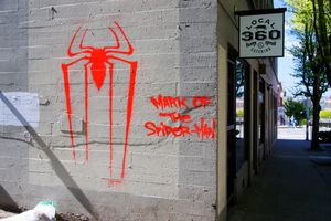 어메이징 스파이더맨 바이럴 캠페인을 위해 운영자들이 그린 시애틀의 스파이더맨 로고 낙서