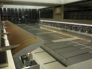 덜레스 국제공항 컨코스 장면은 로스앤젤레스 국제공항(LAX)의 톰 브래들리 국제선 터미널에서 촬영되었다.