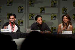 하와이 파이브-0의 패널들. 좌측부터 피터 M. 렌코브, 대니얼 대 킴, 그레이스 박.