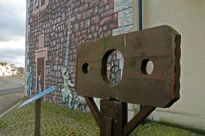 타운 중심부의 벽화와 복제된 칼주형은 관광객들에게 인기 있는 명소이다.