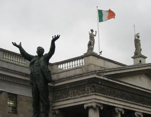 더블린 중앙 우체국에 게양된 아일랜드 국기